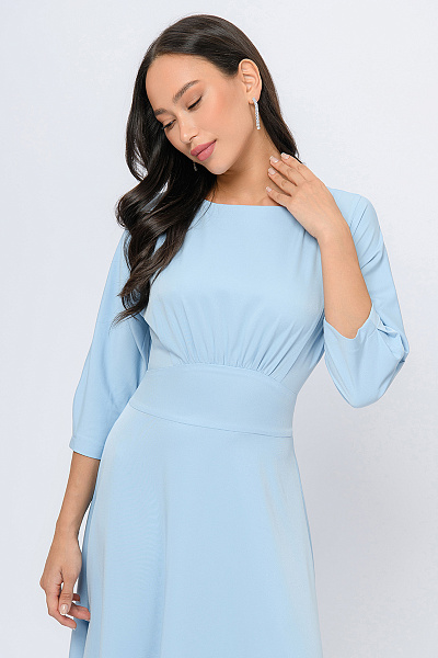 Платье голубого цвета длины миди с расклешенной юбкой