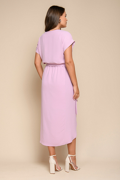 Платье розовое длины миди с запахом на юбке и короткими рукавами