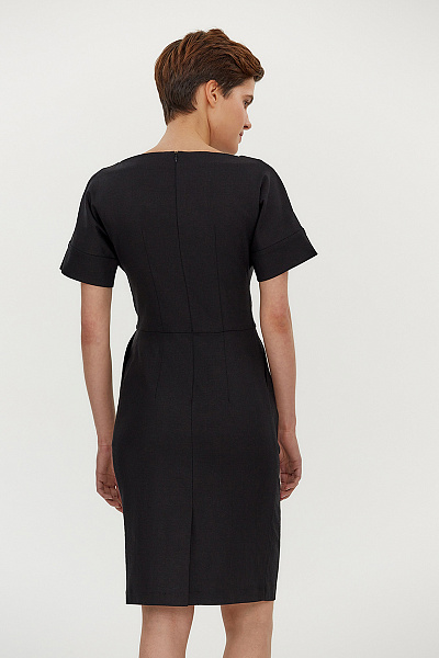 Платье черное длины мини с короткими рукавами и карманами