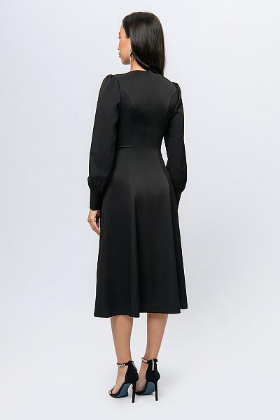 Платье черного цвета длины миди с длинными рукавами