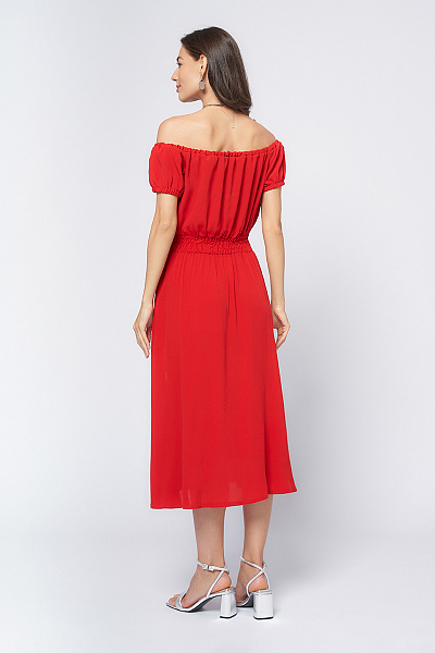Платье красного цвета длины миди с открытыми плечами и разрезом на юбке