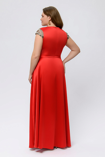 Платье красного цвета длины макси с кружевом и разрезом на юбке