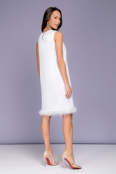 Платье белое длины мини без рукавов с отделкой перьями