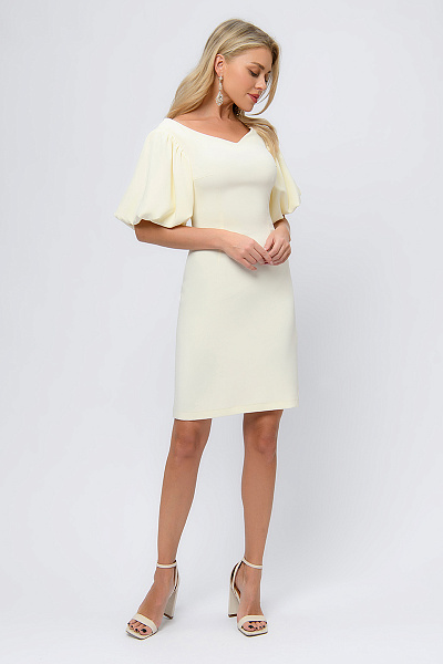 Платье ванильного цвета длины мини с объемными рукавами и открытыми плечами