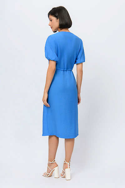 Платье голубого цвета длины миди с пышными рукавами и глубоким вырезом