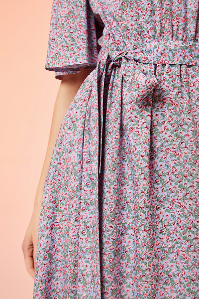 Платье лавандового цвета длины миди с резинкой на талии и расклешенными рукавами
