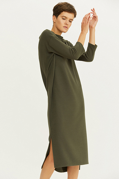 Платье зеленое длины миди с рукавами 3/4 и разрезами по бокам