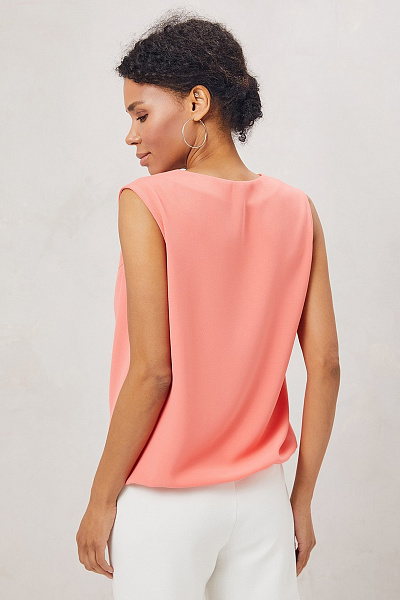 Блуза персикового цвета без рукавов с имитацией запаха