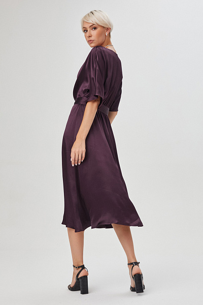 Платье темно-фиолетовое длины миди с короткими рукавами и поясом