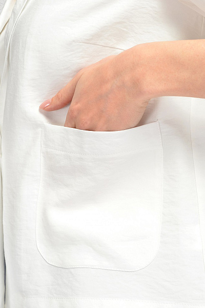 Жакет белый с короткими рукавами и накладными карманами