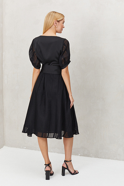 Платье черное длины миди с объемными рукавами и поясом