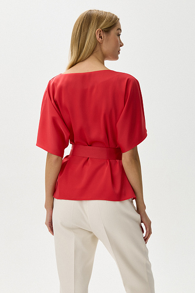 Блуза красная с короткими рукавами и поясом