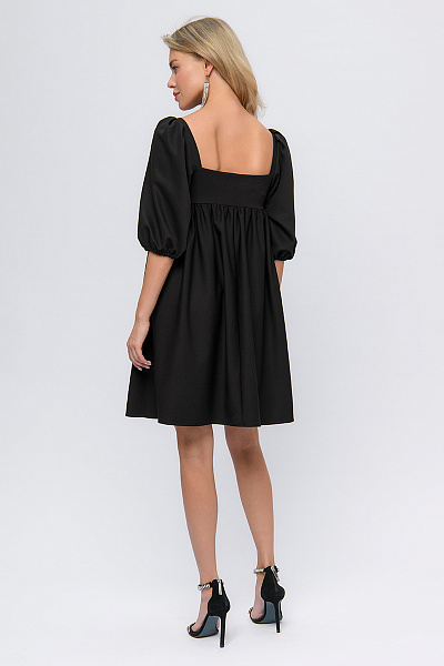 Платье черное длины мини с рукавами 3/4 и фигурным вырезом