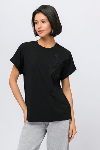Блуза трикотажная черного цвета с декоративной вышивкой
