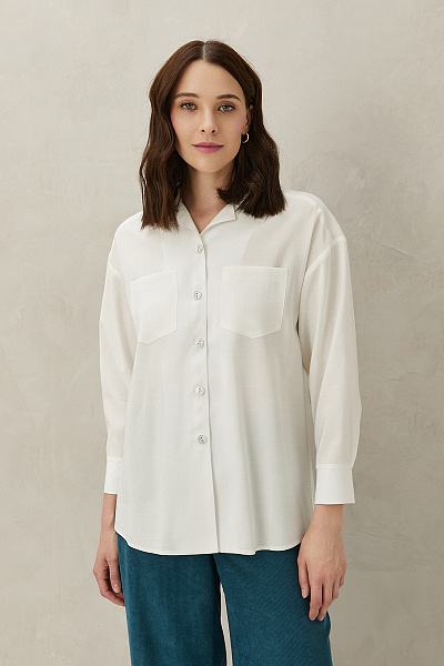 Блуза белая с накладными карманами и складкой на спинке