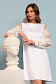 Платье белое свободного силуэта с кружевными рукавами