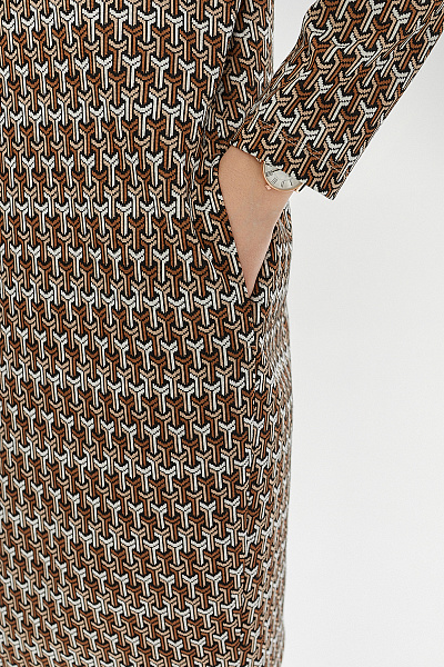Платье коричневое с фактурным узором и карманами