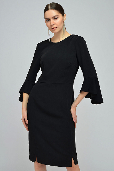 Платье черное с воланами на рукавах и V-образным вырезом на спинке