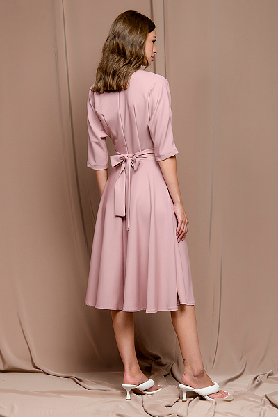 Платье пыльно-розового цвета длины миди с защипами на талии