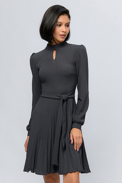 Платье темно-серого цвета длины мини с юбкой гофре и разрезом на груди