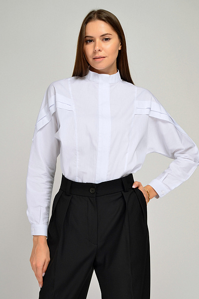 Блуза белая с длинными рукавами и декоративными складками