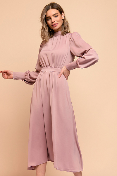 Платье длины миди розовое с драпировкой и длинными рукавами