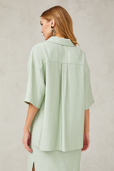 Блуза мятного цвета с отложным воротником и накладными карманами