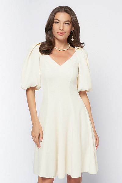 Платье ванильного цвета длины мини с объемными рукавами