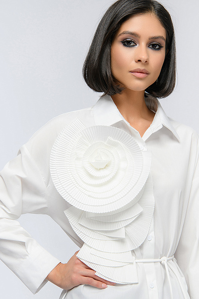 Рубашка белого цвета с поясом и декоративным объемным цветком
