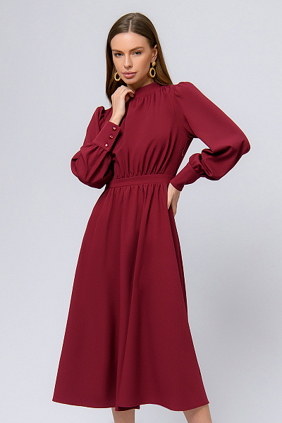 Платье вишневого цвета длины миди с драпировкой и длинными рукавами