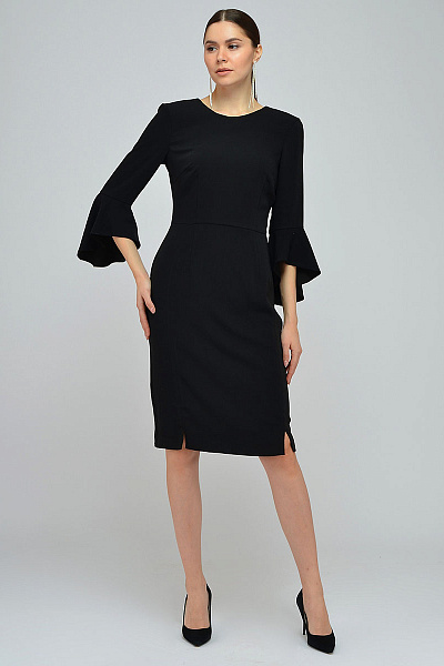 Платье черное с воланами на рукавах и V-образным вырезом на спинке
