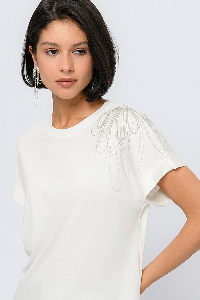 Блуза трикотажная белого цвета с декоративной отделкой