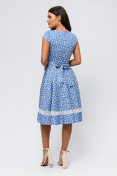 Платье голубого цвета с принтом длины миди с короткими рукавами