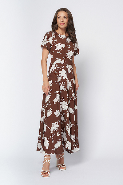 Платье коричневого цвета с принтом и короткими рукавами