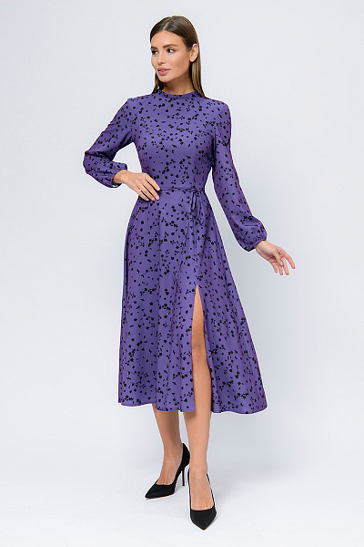 Платье фиолетовое длины миди с цветочным принтом и разрезом