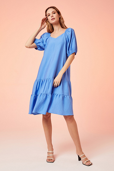 Платье голубое длины миди с двухъярусным подолом и короткими рукавами