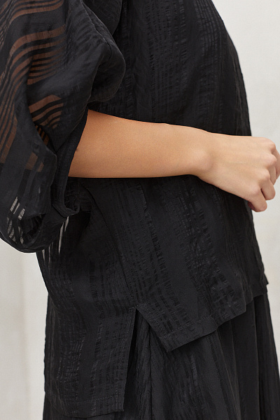 Блуза черная с объемными рукавами и разрезами