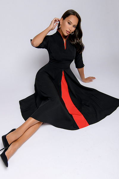 Платье черное длины миди с красной вставкой