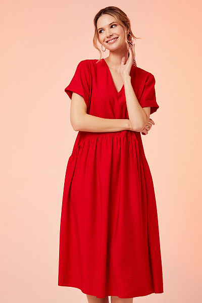Платье красное с жатым эффектом длины миди и широкими рукавами