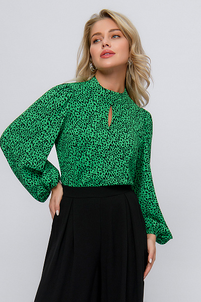 Блуза зеленого цвета с принтом с длинными рукавами и разрезом на груди