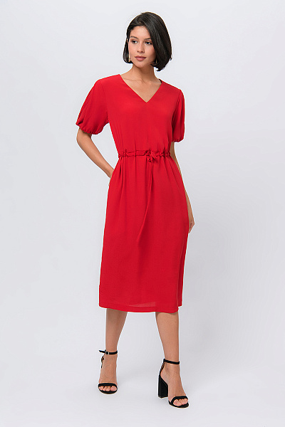 Платье красного цвета длины миди с пышными рукавами и глубоким вырезом