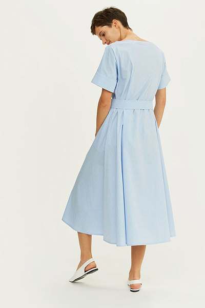 Платье голубое длины миди с короткими рукавами и поясом