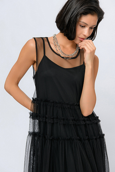 Платье черного цвета длины макси двухслойное с фатиновым верхом без рукавов