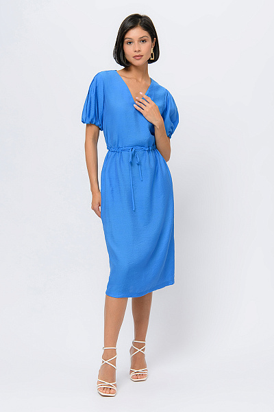 Платье голубого цвета длины миди с пышными рукавами и глубоким вырезом