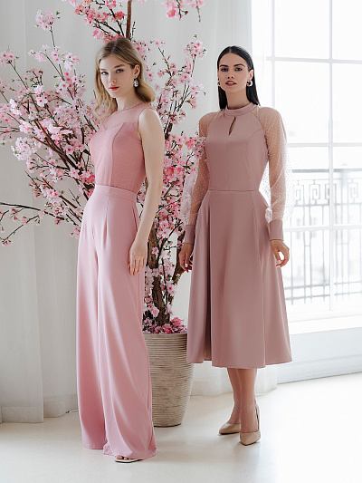 Платье и комбинезон розового цвета с фатиновыми элементами