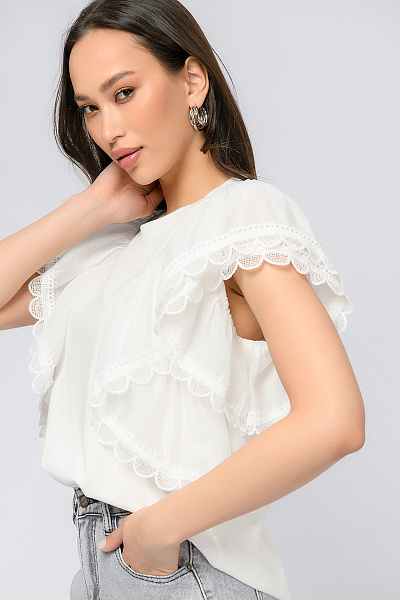 Блуза белого цвета с рюшами на рукавах