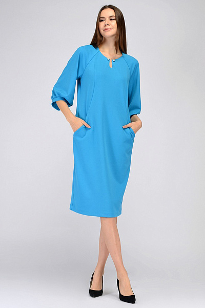 Платье голубого цвета длинны миди с карманами и брошью