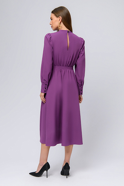 Платье сиреневого цвета длины миди с драпировкой и длинными рукавами