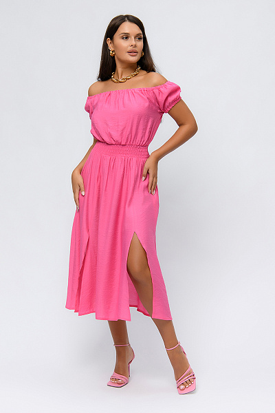 Платье розовое длины миди с открытыми плечами и разрезом на юбке