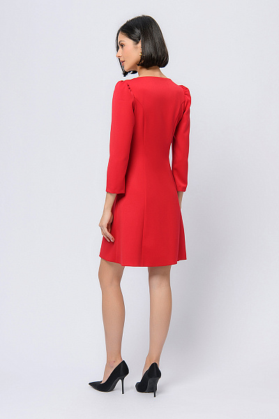 Платье красного цвета длины мини с рукавами 3/4 и v-образным вырезом